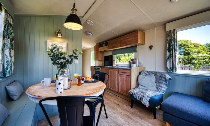 Hartland Casa | Scrumpy Duck, with private garden, sleeps 6 in coastal village