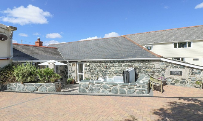 Mullion Cabaña | SCRUMPY, pet friendly, with pool in Mullion
