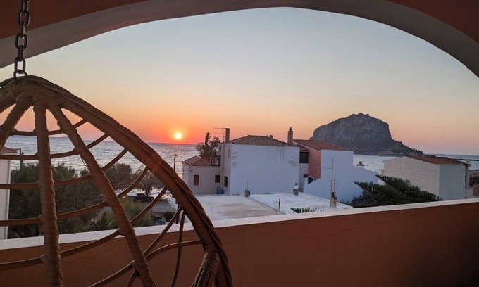 Monemvasia Apartamento | Sea and castlerock view family-couples apartment