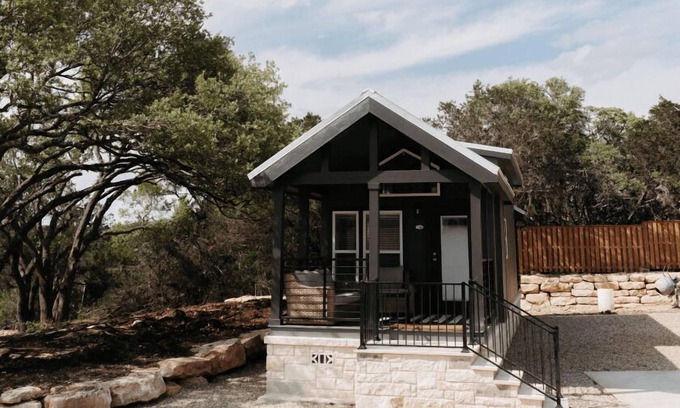 Wimberley Cabina | Sea Biscuit Cabin - Cabin sleeps up to 6 people. Pet friendly.