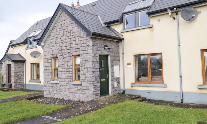 Enniscrone Cabaña | SEA BREEZE HOLIDAY HOME, family friendly in Enniscrone, County Sligo