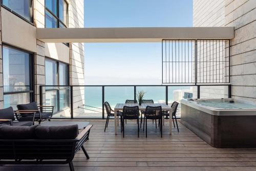 Bat Yam Apartamento | Sea-Breeze Penthouse with Jacuzzi