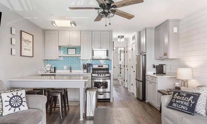 Charleston County Condominio | Sea Cabin 208 | 1 Bedroom Oceanfront Condo | Pool | Just Renovated