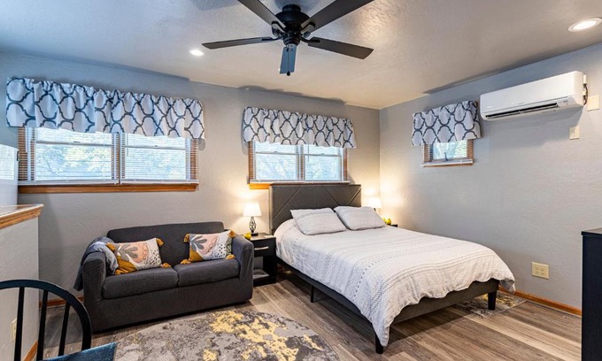 Kill Devil Hills Apartamento | Sea Cave, OBX gem, private studio, couple's nest!