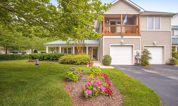 Bethany Beach Casa | Sea Colony Tennis townhouse with screened porch basketball, pool, & gym