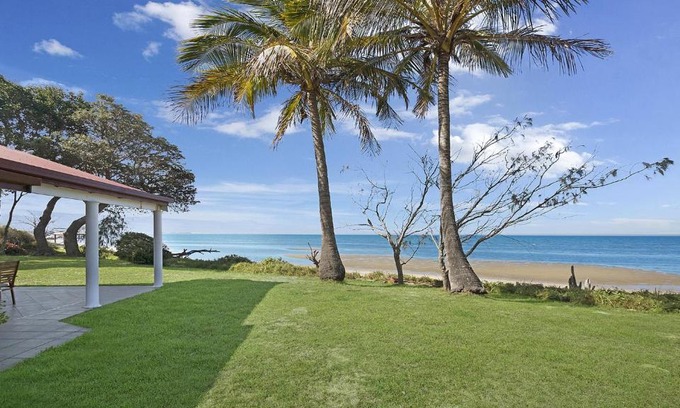 Beachmere Casa | Sea Cottage - Beachside Paradise