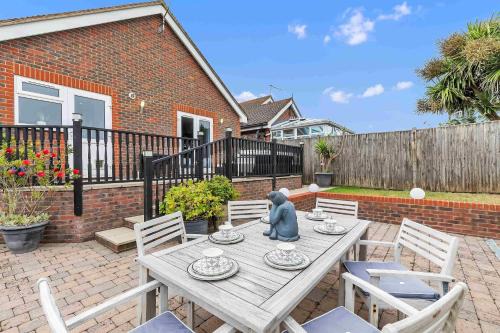 Peacehaven Casa | Sea Downs House with Free Parking By My Getaways