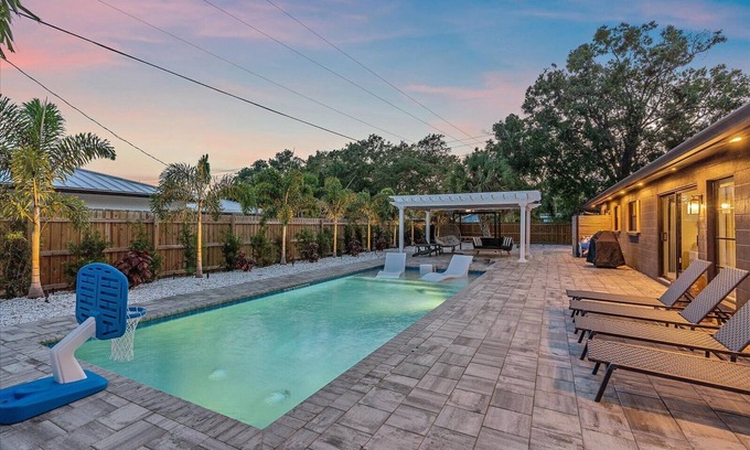 Arlington Park Casa | Sea Esta | Private Saltwater POOL + Putting Green!