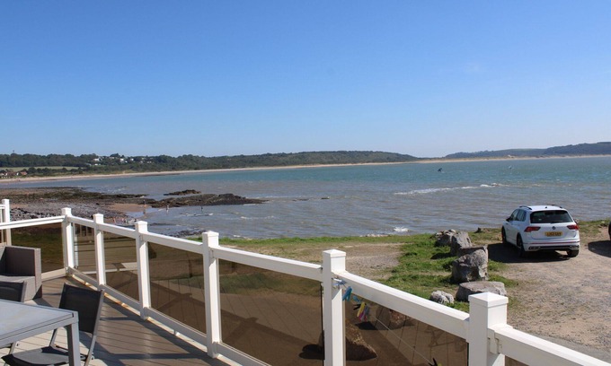 Porthcawl Cabina | Sea Front 2 Bedroom Lodge (Honeysuckle 95) at Trecco Bay Holiday Park, Porthcawl