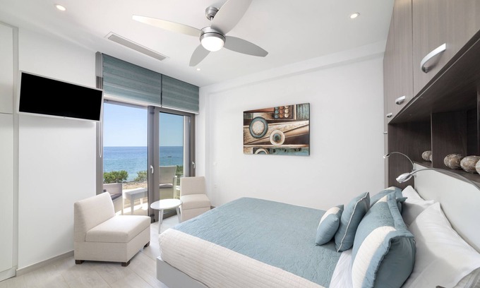 Koutsouras Condominio | Condominio frente al mar en villa contemporánea de lujo con piscina infinita y hermosas vistas