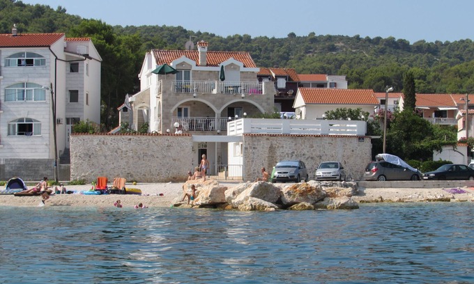 Slatine Apartamento | Sea front stone house