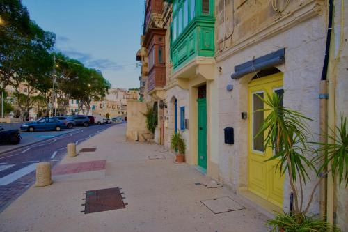 Kalkara Apartamento | Sea Front Studio with Valletta Views