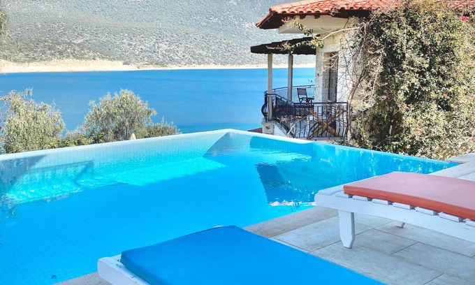 Kas Villa | Primera línea de playa Villa con plataformas propias de playa y piscina en la Península.