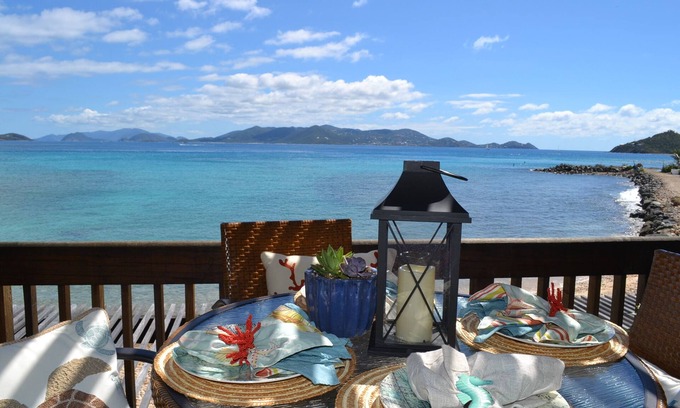 Red Hook Condominio | VIDRIO DE MAR EN ZAFIRO! NUEVA COCINA! E Edificio con vistas de STJ y BVI!