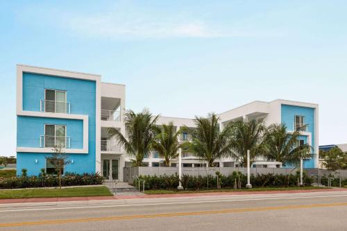 East Fort Lauderdale Hotel | Sea Glass Beach Place, Trademark Collection by Wyndham