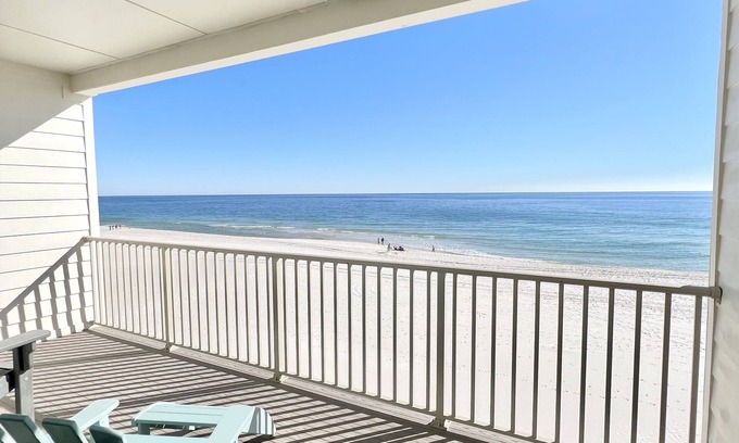 Gulf Shores Condominio | Sea Glass Beachfront Condo! Modern and Clean. Best Location in Gulf Shores!