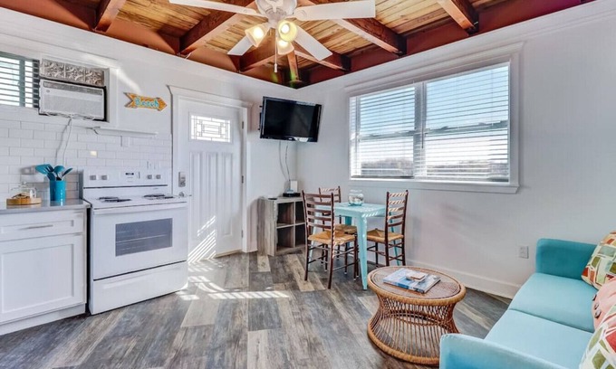 Fernandina Beach Apartamento | Sea Glass Cottage #3 | Renovated | Beachfront w/Dune Views | Outdoor Courtyard
