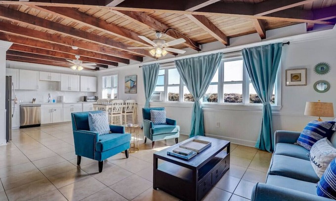 Fernandina Beach Apartamento | Sea Glass Cottage #2 | Renovated | Beachfront w/Dune Views | Outdoor Courtyard