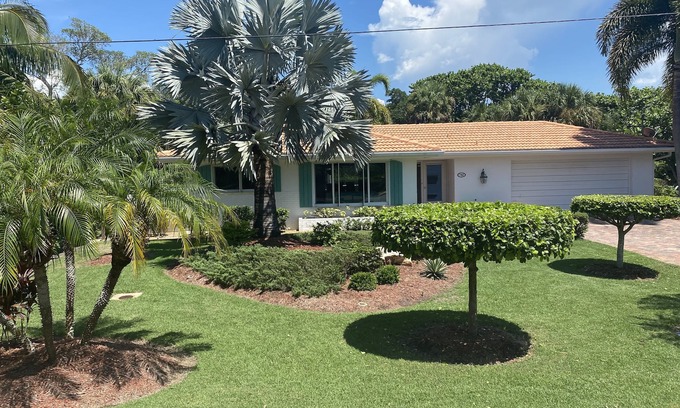 Sanibel Cabaña | Sea Glass Cottage - Newly renovated, steps from Nerita Beach with heated pool!