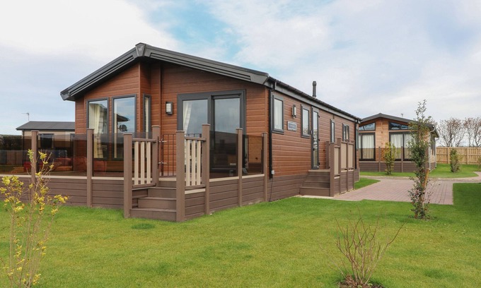 Runswick Bay Cabaña | SEA HOLLY LODGE, pet friendly, with a garden in Runswick Bay