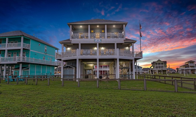 Crystal Beach Casa | Sea It All | Beachfront | 2 King Primary's
