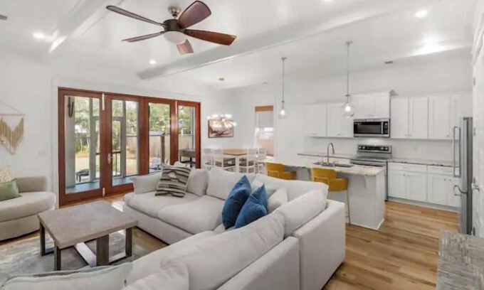 Village of Sugar Beach Casa | 🦩Sea La Vie in Seagrove~Pet-Friendly🦩