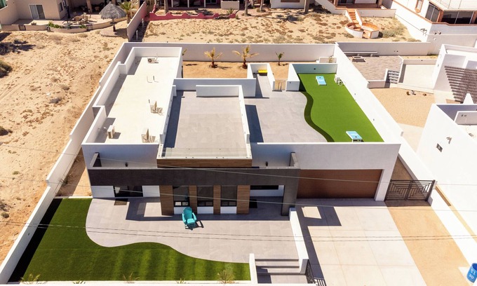 Las Conchas Casa | Sea La Vie: Come and enjoy the stunning beach views from this luxurious home