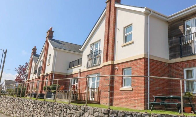 Tyn-y-Gongl Cabaña | SEA LA VIE, pet friendly, country holiday cottage in Benllech