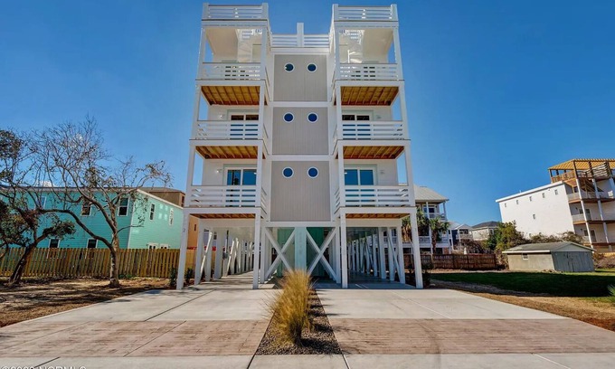 Wilmington Beach Casa | Sea La Vie, 5 BR, 4.5 Bath Townhome, 1 block to beach