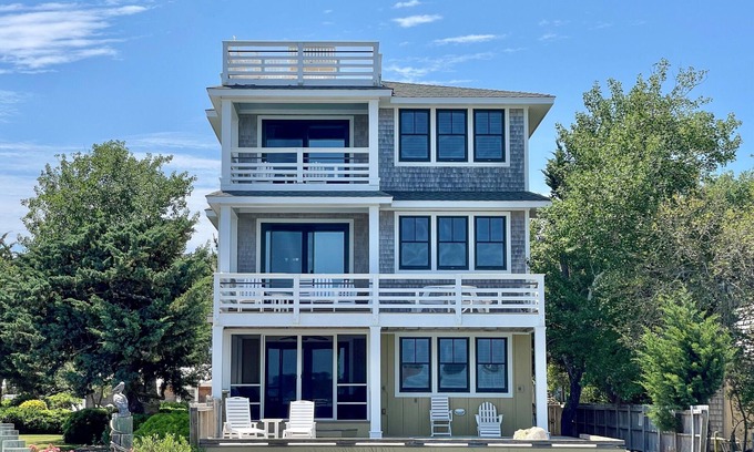 Ocracoke Casa | Relajarse y disfrutar de la vida frente a puerto con el muelle compartido y una piscina privada climatizada.