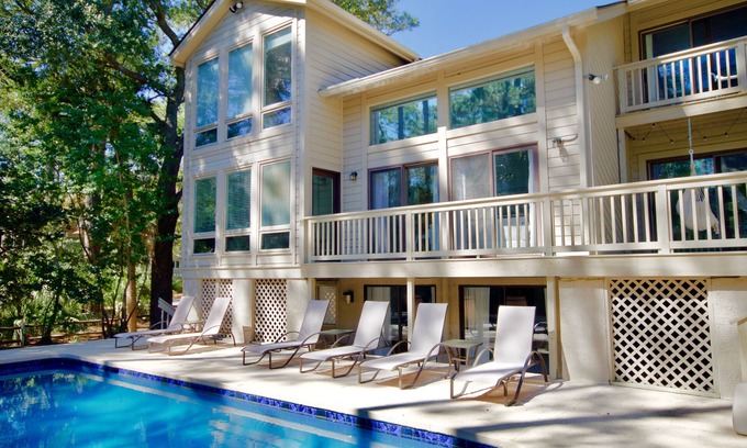 Sea Pines Casa | Sea Pines, Se aceptan mascotas, Casa de playa en la tercera fila con piscina privada, capacidad para 14