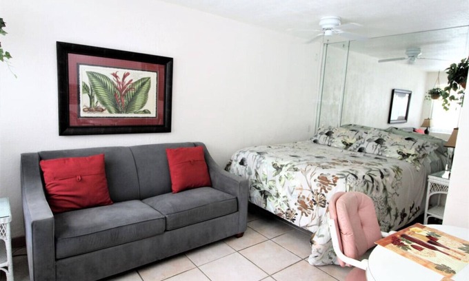 North Redington Beach Apartamento | Sea Rocket 2 North Redington Beach NUEVO Cocina Cama Queen Planta baja Eficiencia WIFI gratuito y estacionamiento