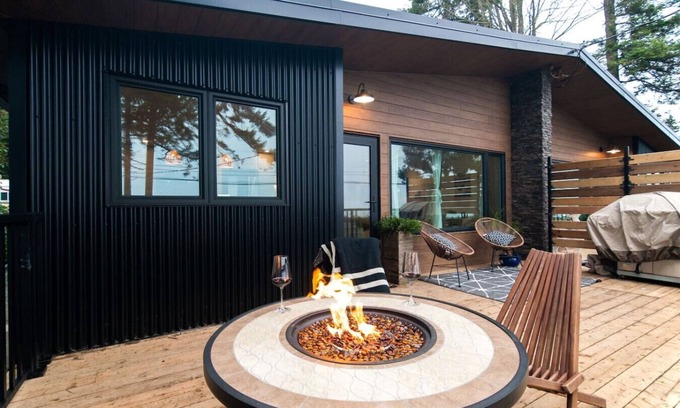 Campbell River Casa | Sea,Sunrises,Sauna | Oceanfront Stylish Retreat