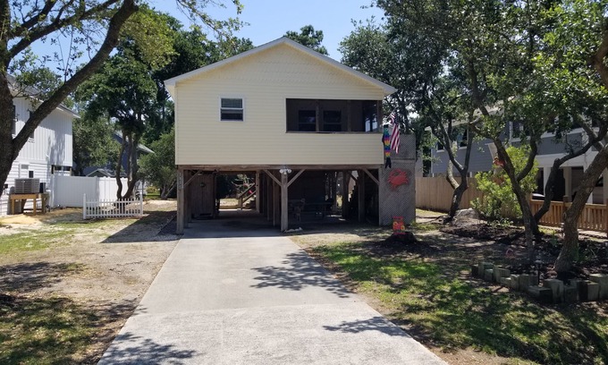 Colington Casa | Sea Swept Cottage is a great beach cottage close to the beach and the sound.