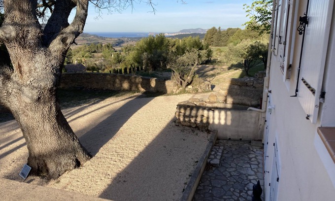 Le Castellet Casa | Impresionantes vistas al mar en absoluta calma al pie de un roble centenario