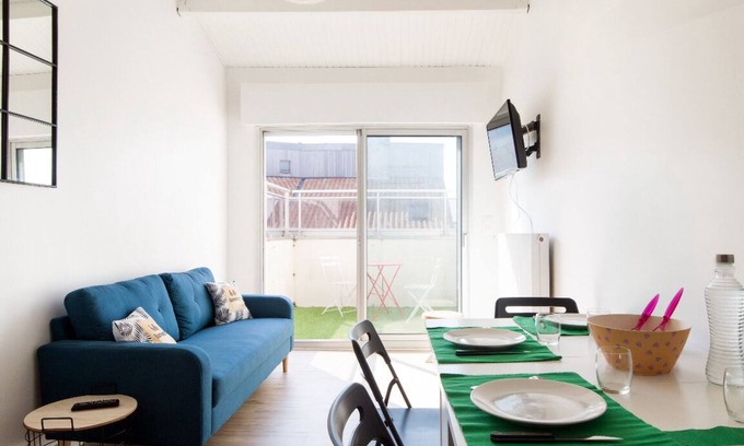 La Rochelle Apartamento | Apartamento con vistas al mar y piscina.