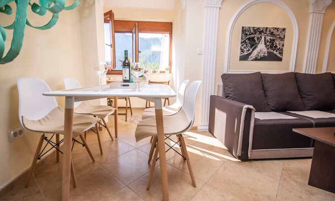 Risan Apartamento | Apartamento con vistas al mar situado en Risan y frente a la playa.