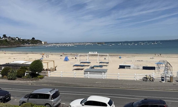 Saint-Cast-le-Guildo Apartamento | Sea View et Relaxation Await – 1-Bedroom Apartment for 2–4 Guests