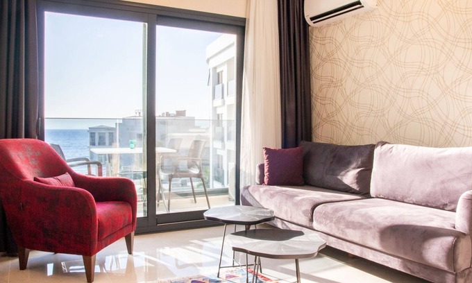 Kadnlar Denizi Mahallesi Apartamento | Sea View Flat w Pool 1 min to Beach in Kusadasi