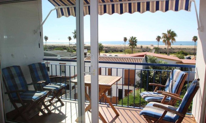 Conil de la Frontera City Center Apartamento | Vista al mar, solo 100 m al playa de Conil, balcón amueblado y terraza compartida - apto. De Dios -