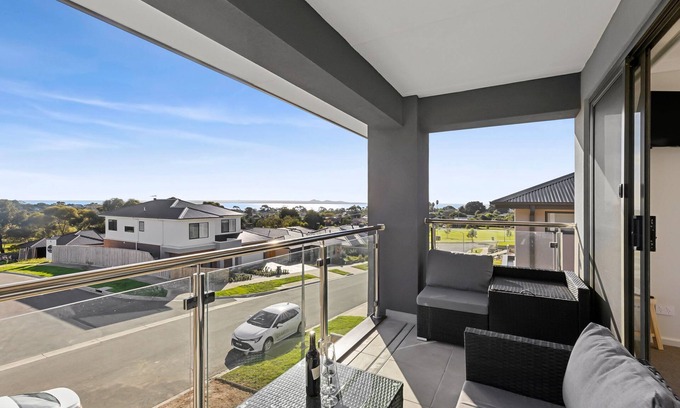Clifton Springs Casa | Sea View Seaside Retreat, Pet friendly.