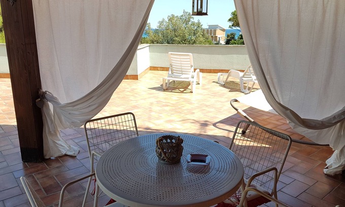 Latina Lido Casa | Terraza con vistas al mar y servicios