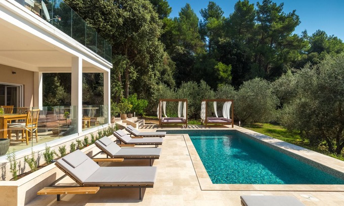 Premantura Villa | Villa con vistas al mar y piscina en un paisaje protegido "Kamenjak"