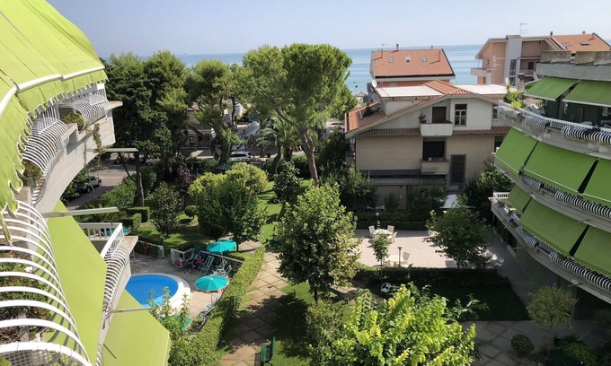Silvi Marina Apartamento | Vista al mar con piscina y hermoso jardín.