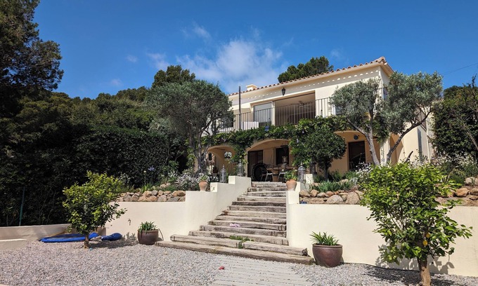 Begur Villa | Villa en Begur, piscina climatizada y vistas al mar, a 2 min a pie del mar