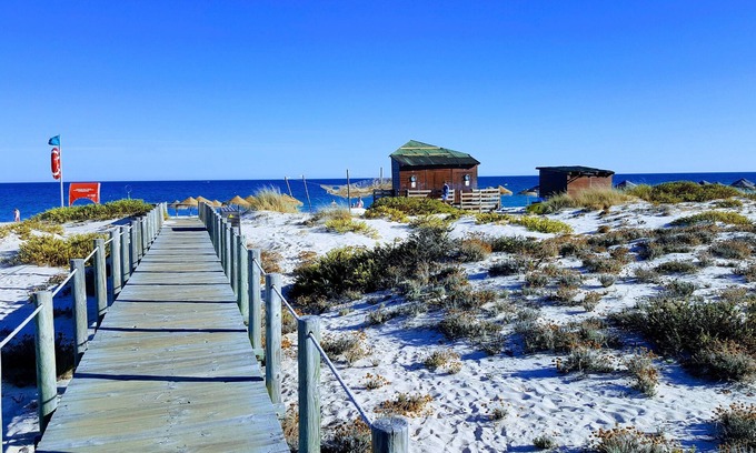 Santa Luzia Casa | Vistas al mar y fácil acceso a la playa en casa histórica completamente renovada