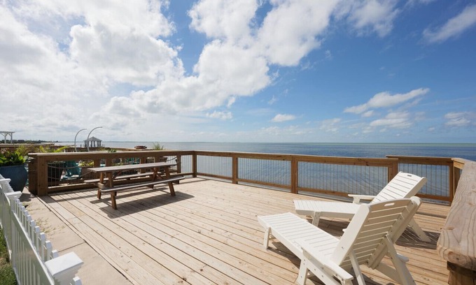 Port Isabel Casa | SEA-VISTA | 2BD Waterfront Kid & Pet Friendly Home