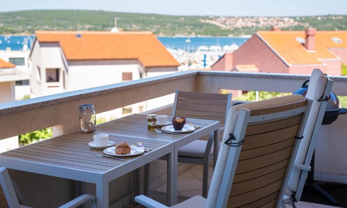 Punat Apartamento | Sea & Wine Apartment with Terrace & Scenic Sea View, Punat