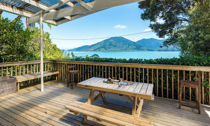 Mahau Sound Casa | Seabreeze Stay - Kenepuru Sound Holiday Home