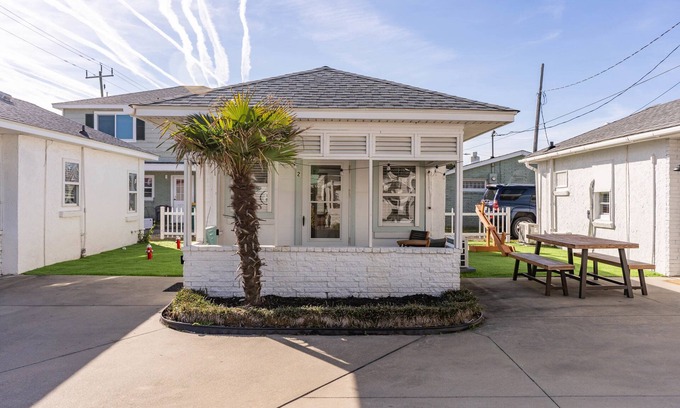 Kure Beach Cabaña | Seabreeze Suite ~ Cottages @ Kure ~ Beach, Fishing, Pool, Walk to Pier